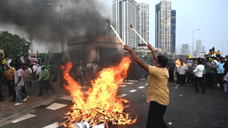 ANI: протестующие подожгли дом ушедшего в отставку премьер-министра Шри-Ланки