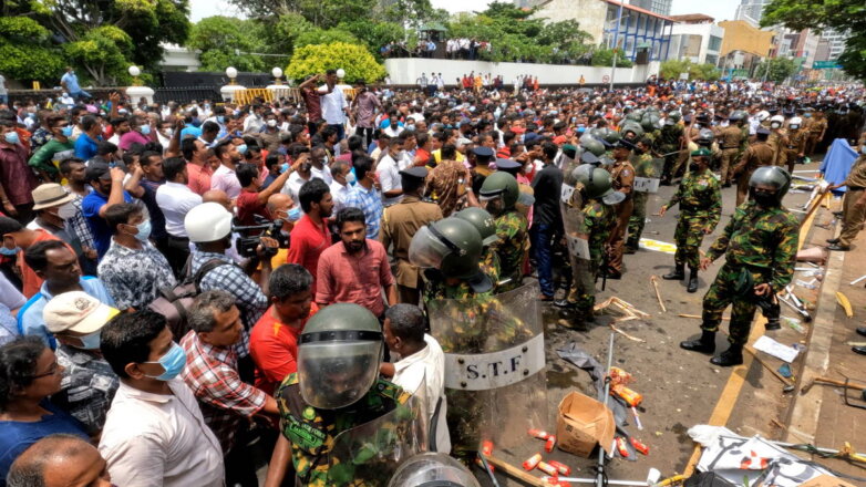 Во время беспорядков в столице Шри-Ланки пострадали более 140 человек