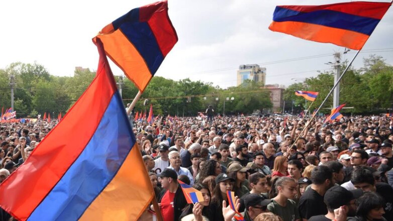 В Ереване проходит митинг за выход Армении из ОДКБ