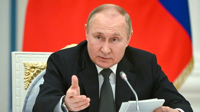 1090137 Президент России Владимир Путин говорит жест рукой