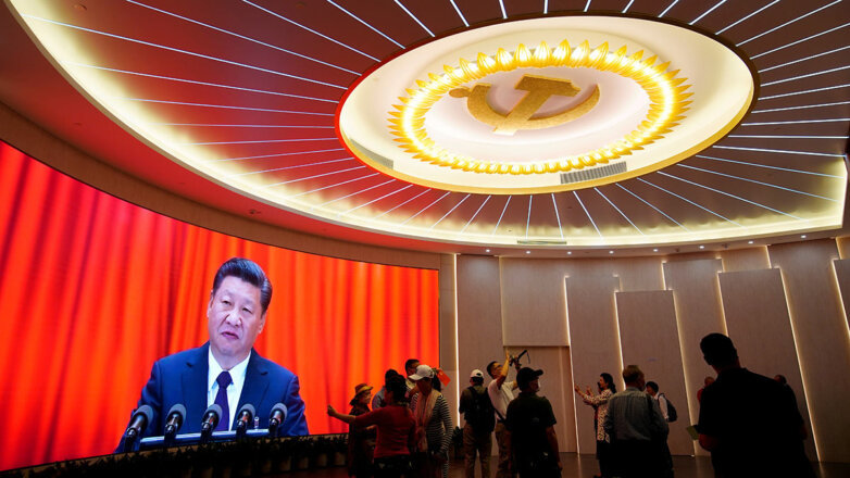 Си Цзиньпин на экране во время мероприятия, посвященного 100-летию со дня основания Коммунистической партии Китая