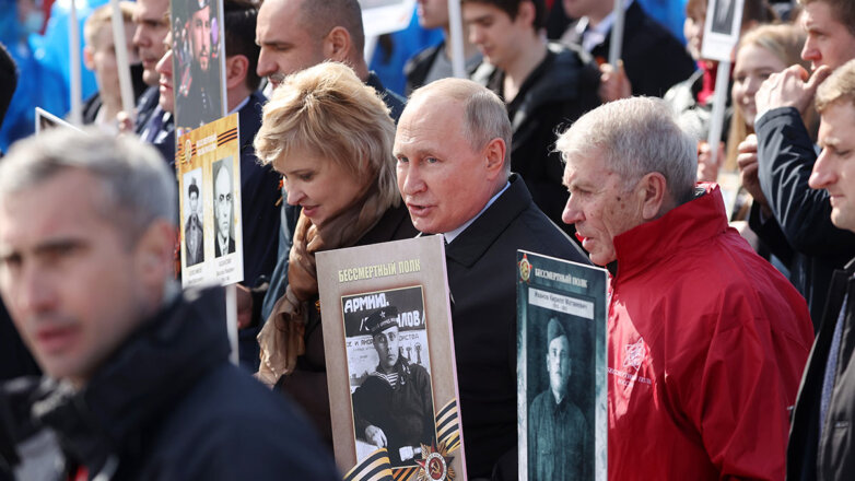 Путин присоединился к шествию "Бессмертный полк" на Красной площади