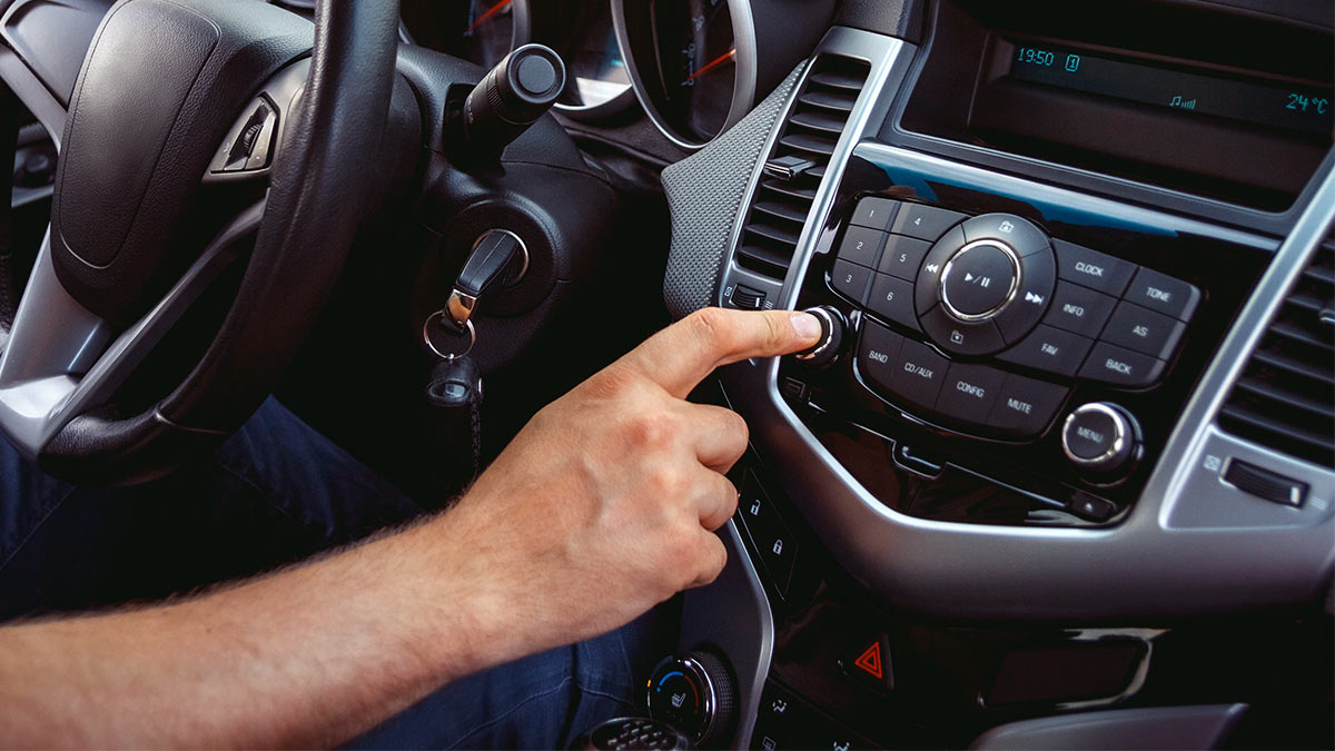 Примерно половина водителей не помнит назначение кнопок в своих машинах
