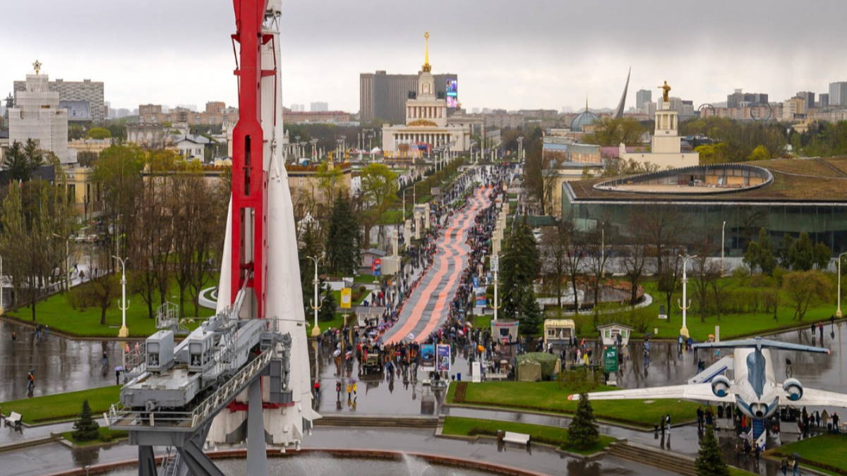 На ВДНХ в Москве развернули самую большую в стране георгиевскую ленточку