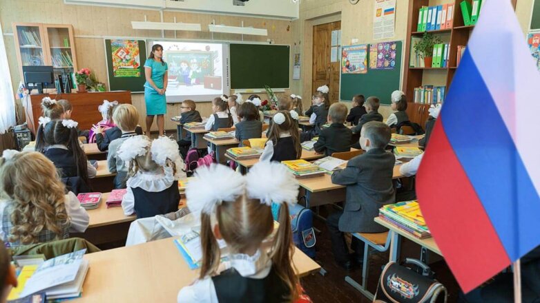Российские школы получат почти миллиард рублей на закупку флагов