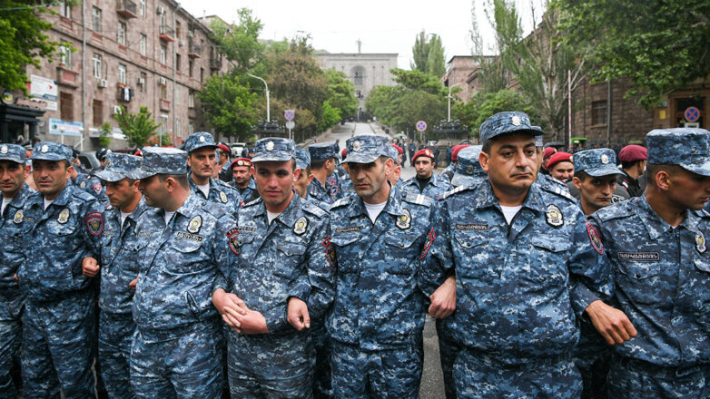 Оппозиция в Ереване прорвала оцепление и заблокировала здание МИД Армении