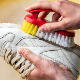 Как отмыть белые кроссовки: простые и эффективные лайфхаки