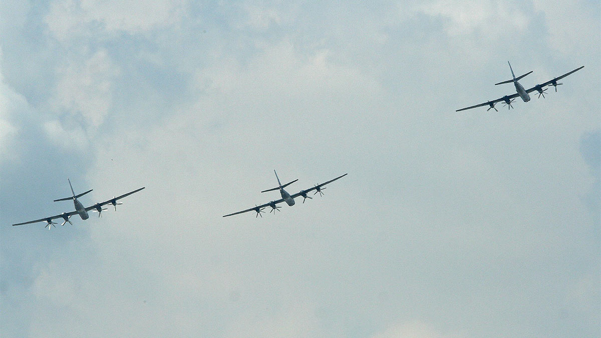 Стратегические бомбардировщики-ракетоносцы Ту-95МС в небе (архивное фото)
