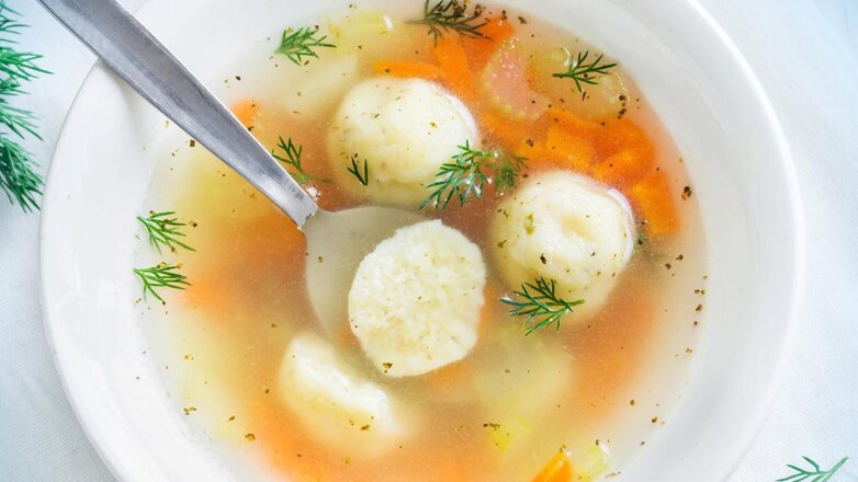 30 минут на кухне: сытный суп с клецками