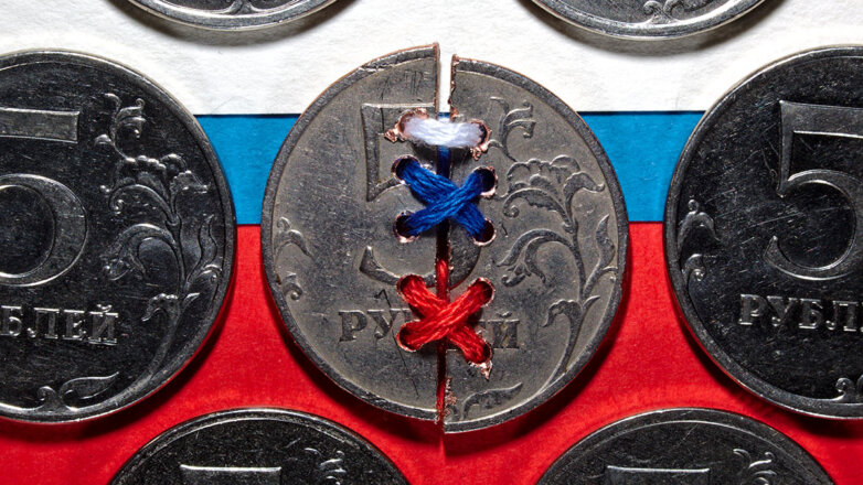 Разрезанная монета достоинством пять рублей