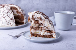 30 минут на кухне: быстрый торт "Айсберг" на сметане и сгущенке