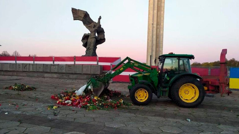 В Риге трактором убрали все цветы, возложенные у памятника освободителям 9 Мая
