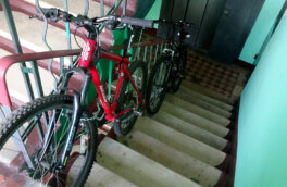 Какие штрафы грозят тем, кто оставляет велосипеды и детские коляски на лестничной клетке