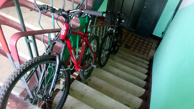 1088562 Велосипед хранение подъезд лестница