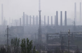 Из "Азовстали" впервые вышла группа украинских военных с белыми флагами