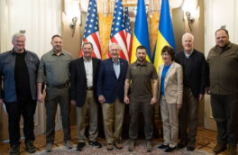 Зеленский встретился с сенаторами США в Киеве