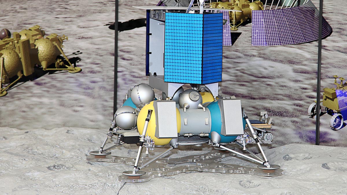 Рогозин заявил, что запуск аппарата "Луна-25" состоится до конца сентября