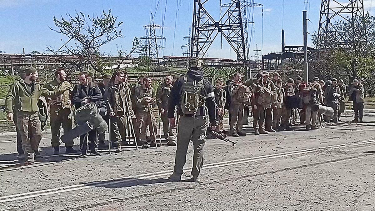 Украинские военные, сдавшиеся в плен с территории завода "Азовсталь"