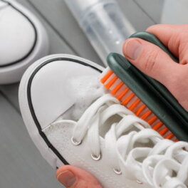 Чем убрать черные полосы с белой обуви: 5 простых и эффективных способов