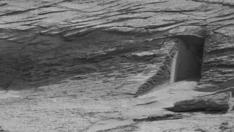 Ученые объяснили фото странной "двери" на Марсе