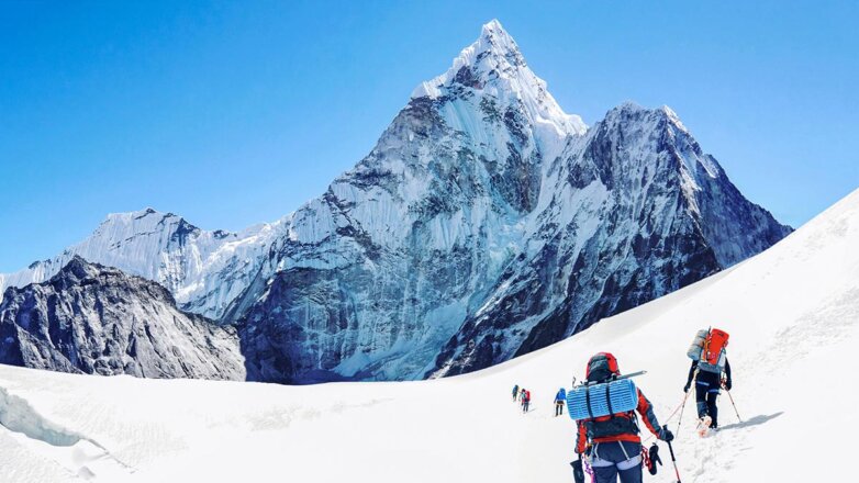 Российский альпинист погиб при восхождении на Эверест