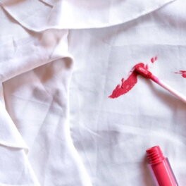 Как удалить следы помады, тонального крема и другой косметики с одежды: 6 простых способов