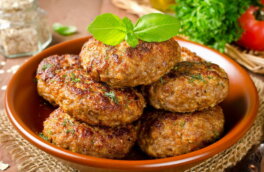 Что добавить в фарш, чтобы котлеты не стали "сухарями" даже на второй день: деревенские хитрости