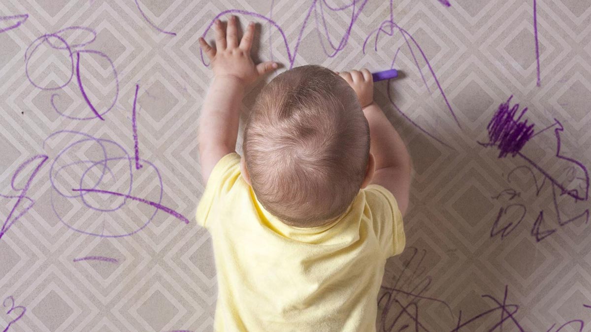 Как удалить чернила, если ребенок ручкой разрисовал обои