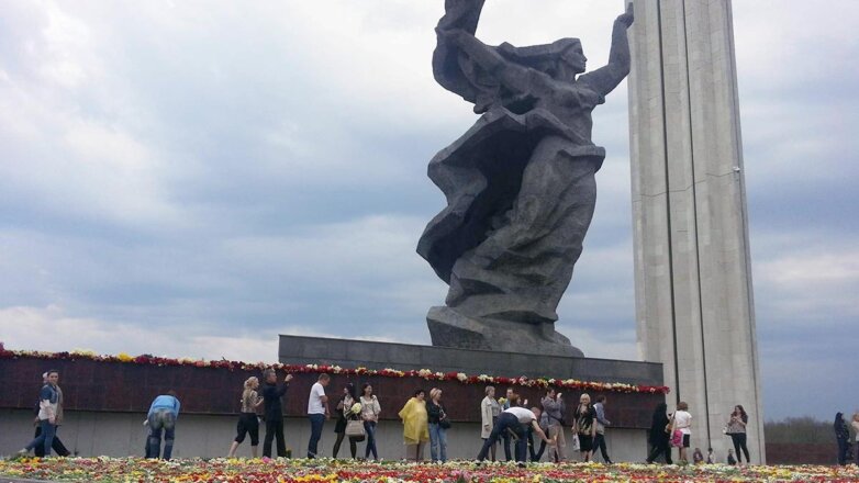 В России готовы забрать памятник освободителям Риги в случае его демонтажа