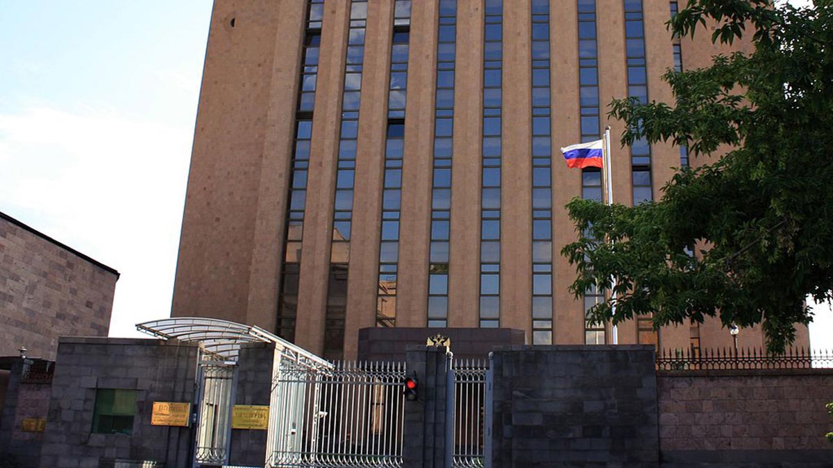 Пришедшие к посольству России в Армении сторонники Украины завершили акцию