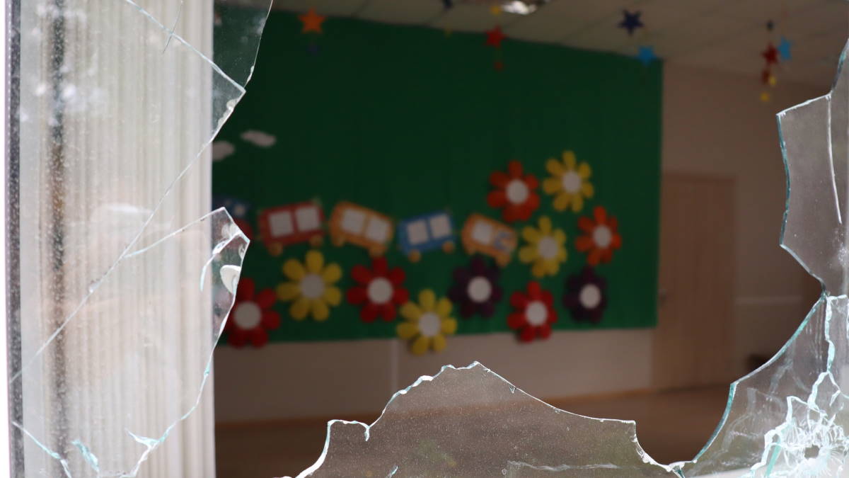 разбитое стекло в детском саду