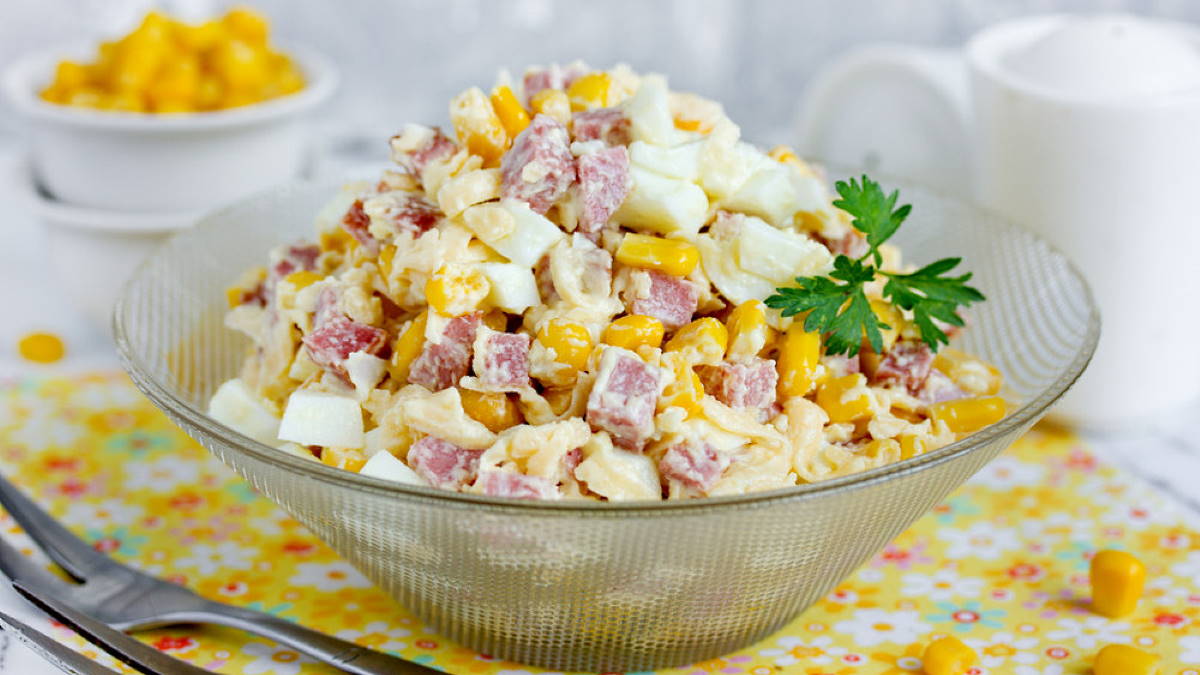 Салат с копченой колбасой и кукурузой - рецепт с фото пошагово