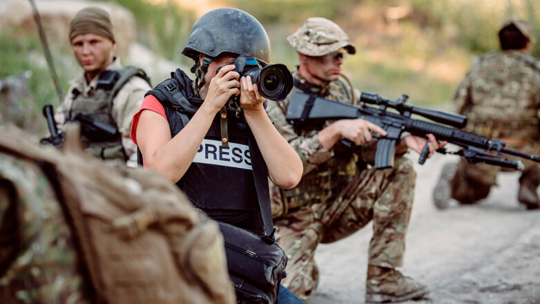 Фотокорреспондент работает в зоне вооруженного конфликта