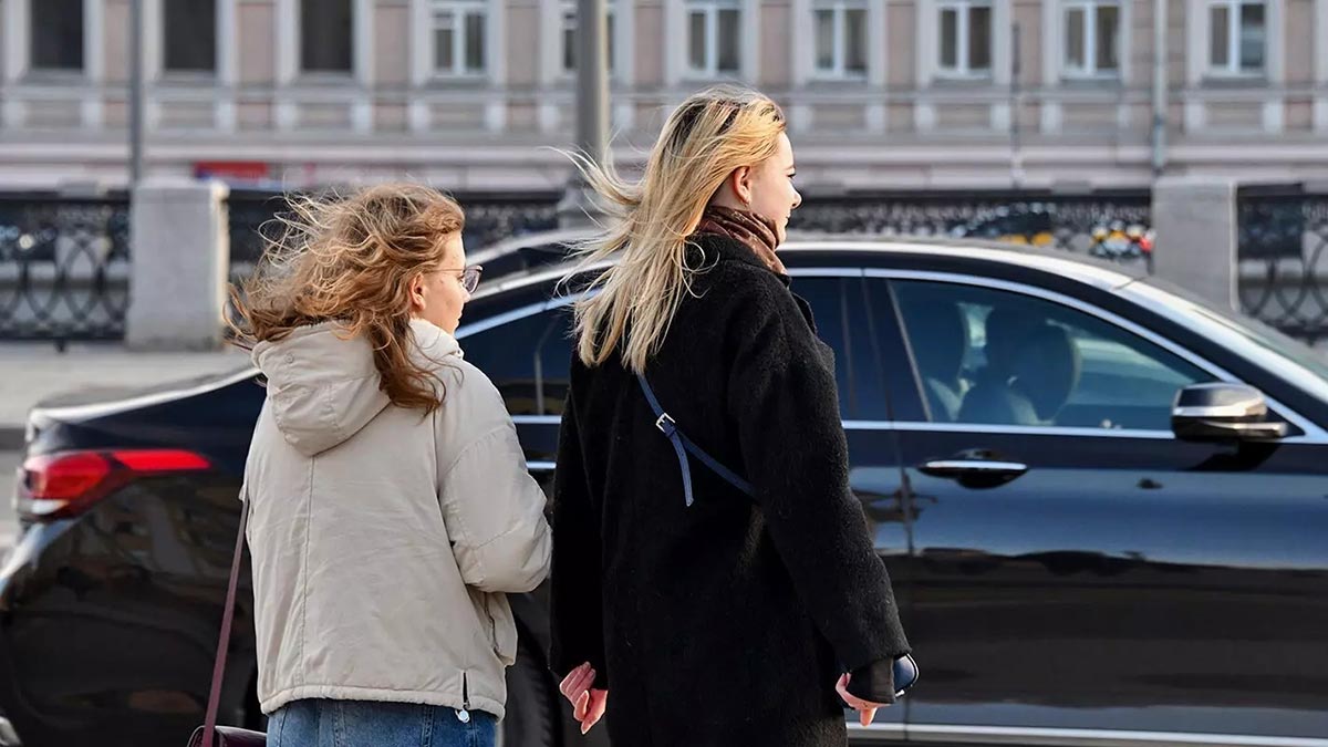 Жителей Москвы призвали быть внимательнее на улице из-за сильного ветра