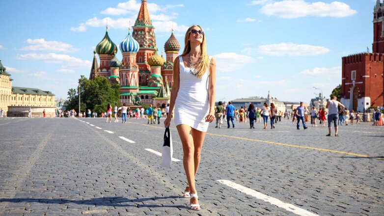 Стилист Александр Рогов назвал 7 главных модных трендов в одежде лета 2022 года