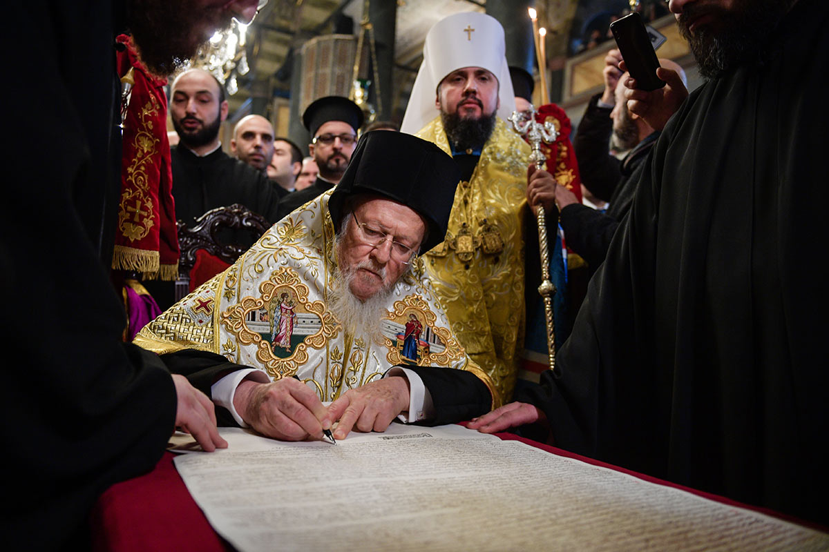 Патриарх Варфоломей I подписывает Томос об автокефалии Православной Церкви Украины