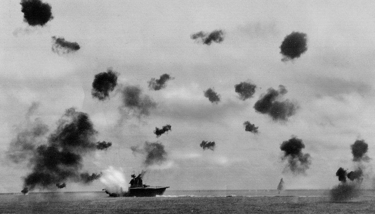 Торпедирование японским самолетом авианосца "Йорктаун" в битве при Мидуэе