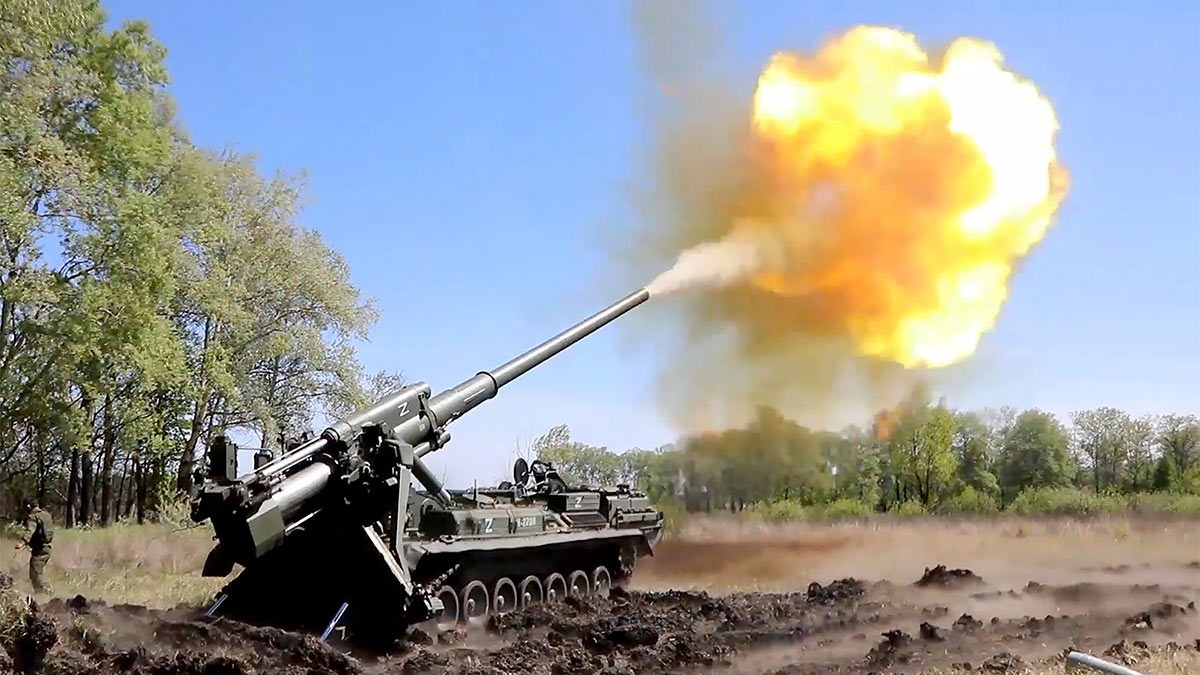 Боевая работа расчетов 203-мм самоходных артиллерийских установок "Пион"