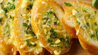 30 минут на кухне: запеченный батон с сыром