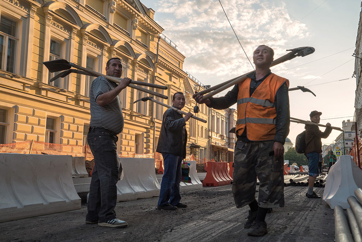 Мигранты работают на улице Москвы