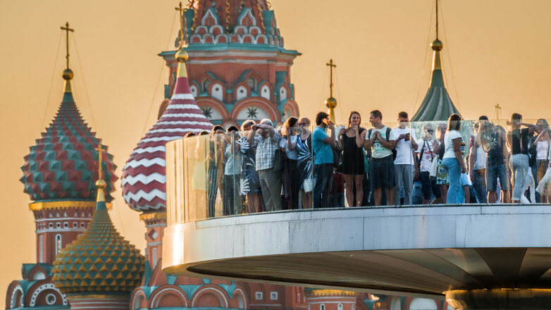 Посетители на смотровой площадке моста Зарядье