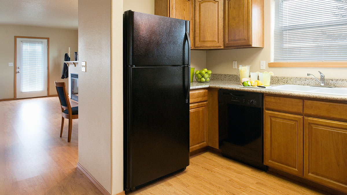 Как вписать холодильник, если на кухне нет места