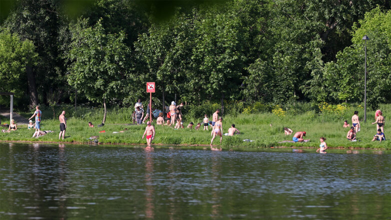 Люди отдыхающие на озере