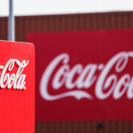 Bloomberg: Coca-Cola и десятки западных компаний пообещали уйти из России, но не сделали этого