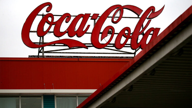 Логотип на здании завода Coca-Cola