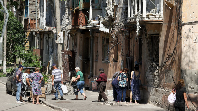 Мариуполь. Местные жители у дома, разрушенного при обстреле