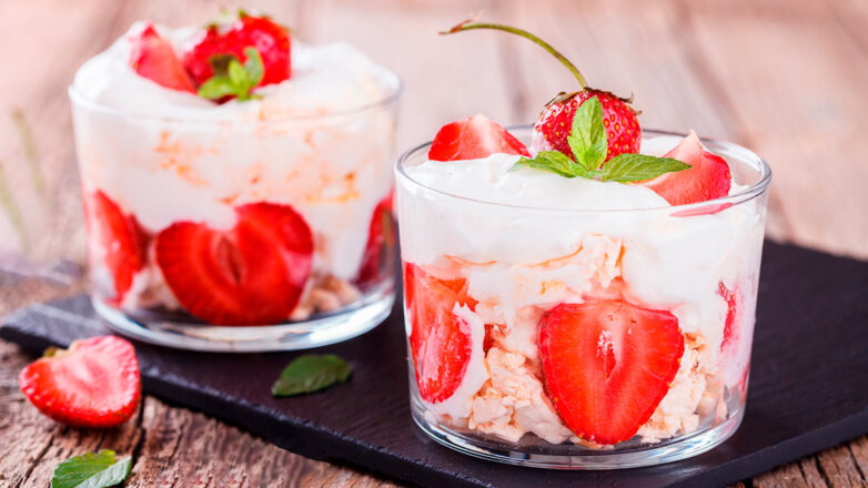 30 минут на кухне: десерт из клубники в нежном сливочном соусе