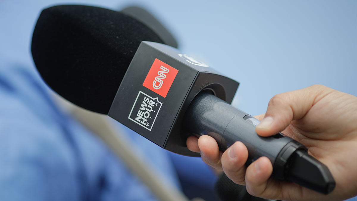 Микрофон в руках журналиста CNN