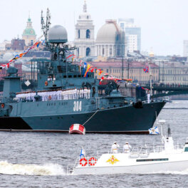 В честь Дня ВМФ в Санкт-Петербурге 28 июля пройдет Главный военно-морской парад и прогремит салют