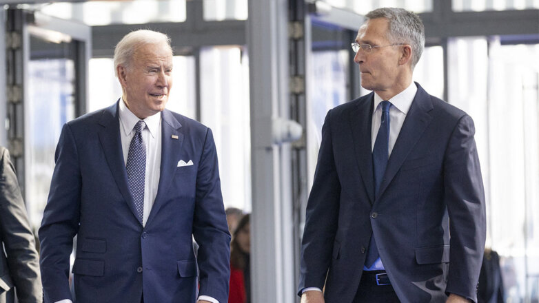 Президент США Джо Байден (слева) и генеральный секретарь НАТО Йенс Столтенберг (справа)